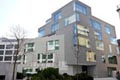Der Eingang befindet sich hinter dem Haus